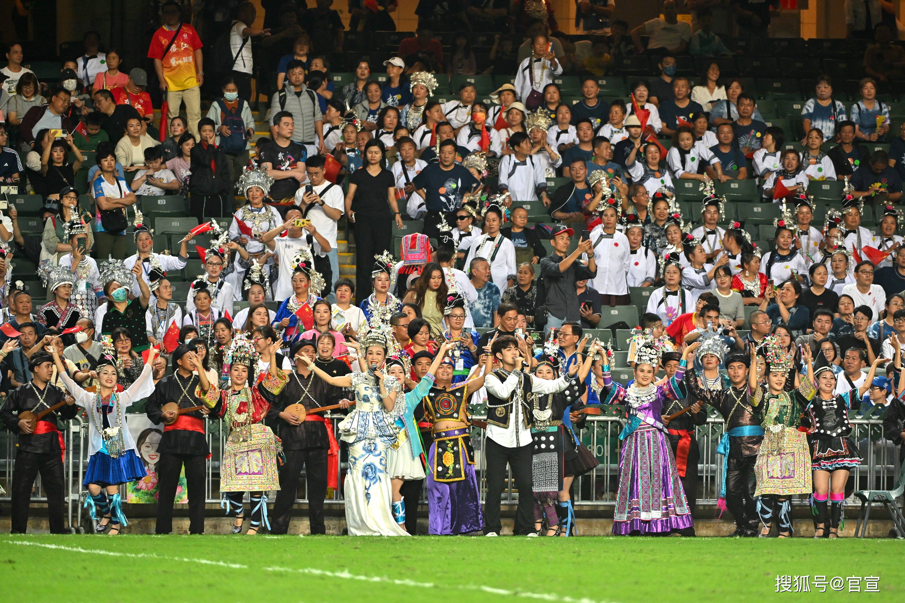 包含场面火爆！世界杯观众席沸腾不已的词条