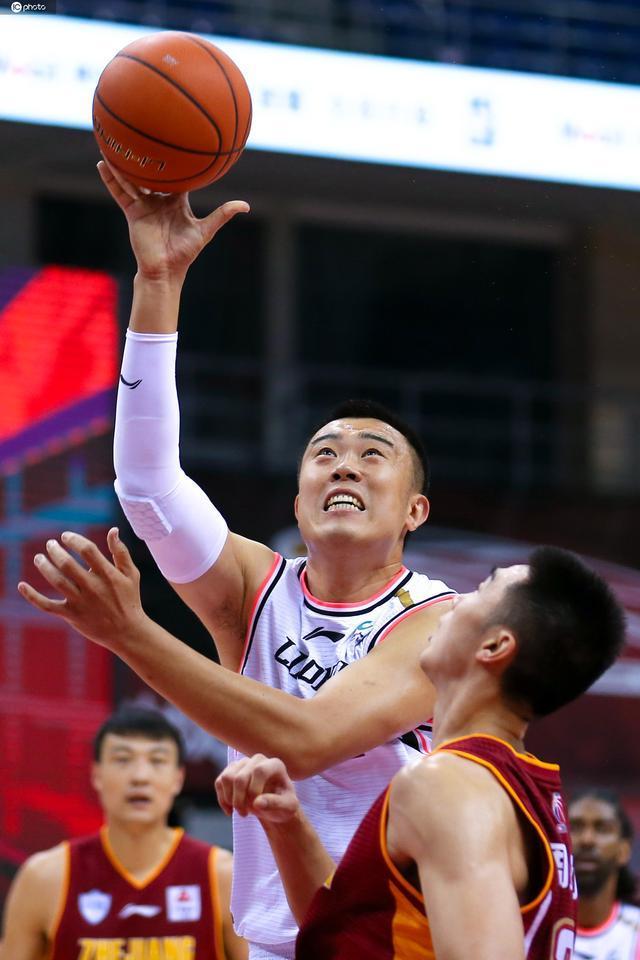 橄榄球惊险逆转取胜,粉丝狂欢不已 橄榄球惊险逆转取胜,粉丝狂欢不已