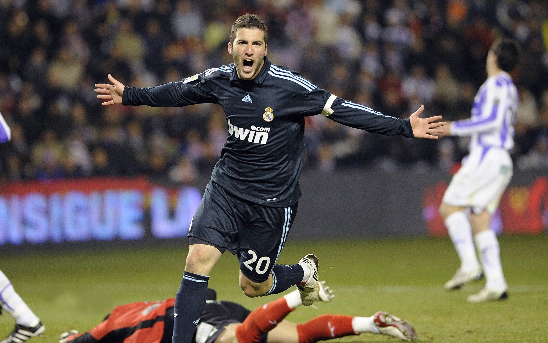 欧冠半决赛之夜,当德罗赞开始控制足球的呼吸